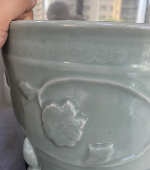 古玩陶瓷清晚·青釉模印纏枝花卉紋三足爐（日本）真品鑒賞圖