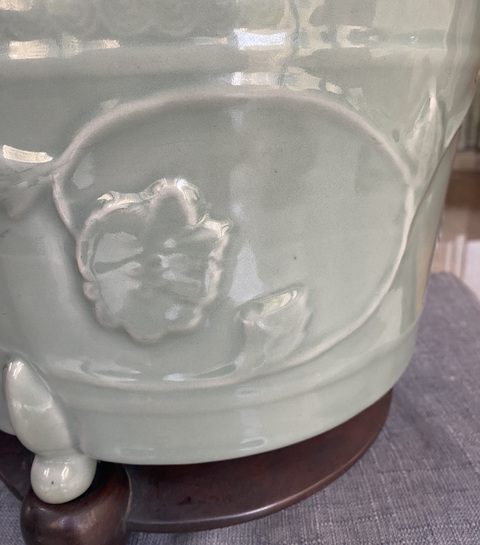 古玩陶瓷清晚·青釉模印纏枝花卉紋三足爐（日本）真品鑒賞圖