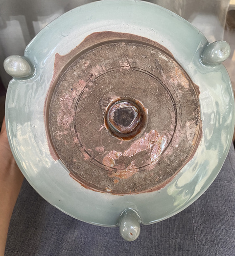 古玩陶瓷清晚·青釉模印纏枝花卉紋三足爐（日本）真品鑒賞圖