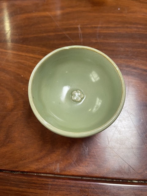 古玩陶瓷青釉梅花杯真品鑒賞圖