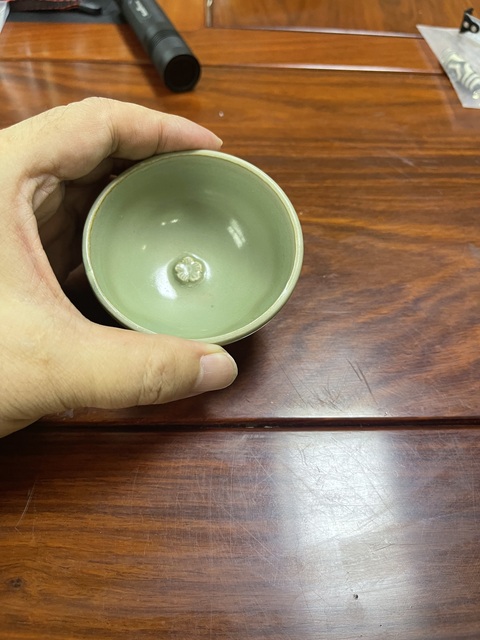 古玩陶瓷青釉梅花杯真品鑒賞圖