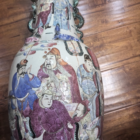 古玩陶瓷粉彩人物故事雙耳花口瓶真品鑒賞圖