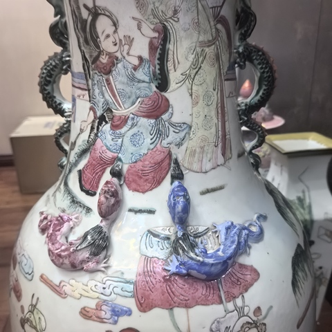 古玩陶瓷粉彩人物故事雙耳花口瓶真品鑒賞圖