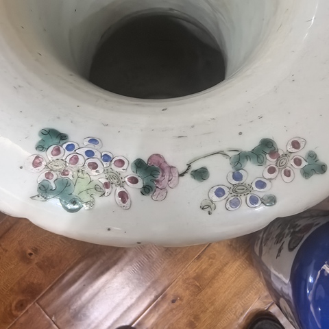 古玩陶瓷粉彩人物故事雙耳花口瓶真品鑒賞圖