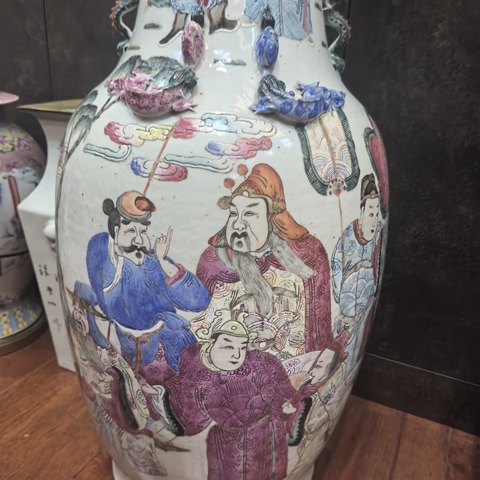 古玩陶瓷粉彩人物故事雙耳花口瓶真品鑒賞圖