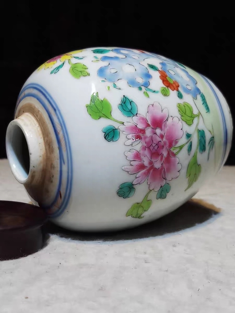 古玩陶瓷花卉紋粉彩罐真品鑒賞圖