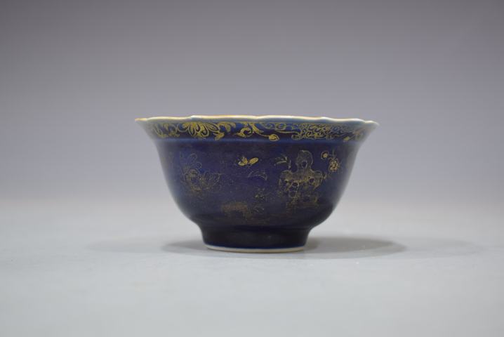 古玩陶瓷乾隆外霽藍釉描金內粉彩花卉紋花口茶圓真品鑒賞圖