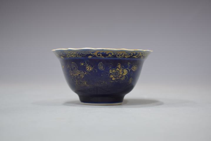 古玩陶瓷乾隆外霽藍釉描金內粉彩花卉紋花口茶圓真品鑒賞圖