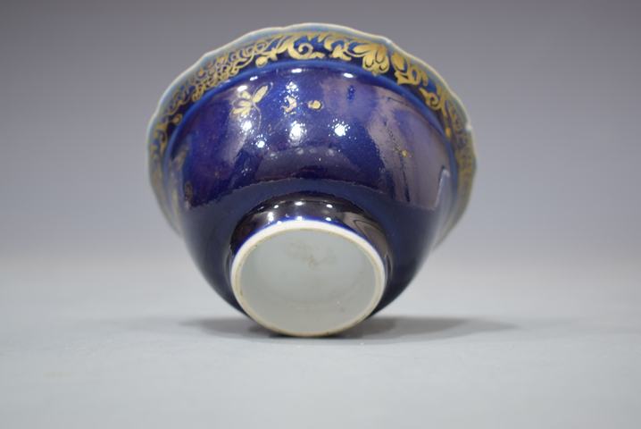 古玩陶瓷乾隆外霽藍釉描金內粉彩花卉紋花口茶圓真品鑒賞圖