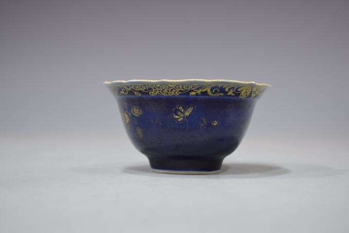 古玩陶瓷乾隆外霽藍釉描金內粉彩花卉紋花口茶圓真品鑒賞圖