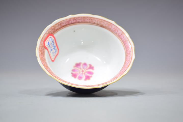 古玩陶瓷乾隆外霽藍釉描金內粉彩花卉紋花口茶圓真品鑒賞圖