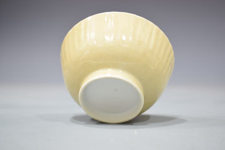 古玩陶瓷清中早外米黃釉內粉彩花卉紋瓜楞茶圓真品鑒賞圖