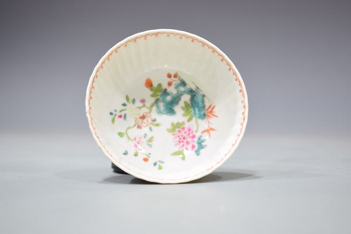 古玩陶瓷清中早外米黃釉內粉彩花卉紋瓜楞茶圓真品鑒賞圖
