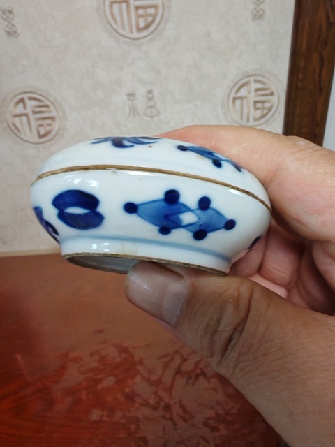 古玩陶瓷青花博古紋印泥盒真品鑒賞圖