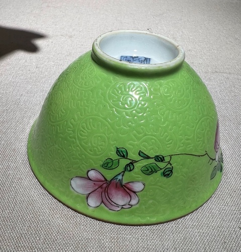 古玩陶瓷綠釉軋道粉彩折枝花卉紋茶圓真品鑒賞圖