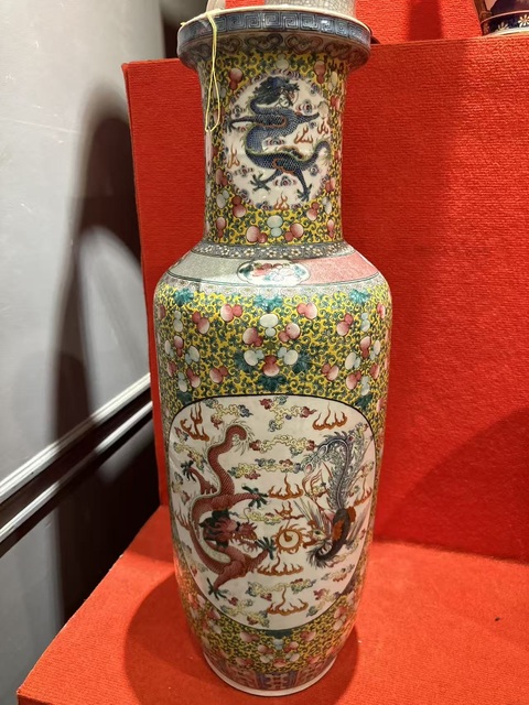 古玩陶瓷粉彩龍鳳紋大瓶真品鑒賞圖