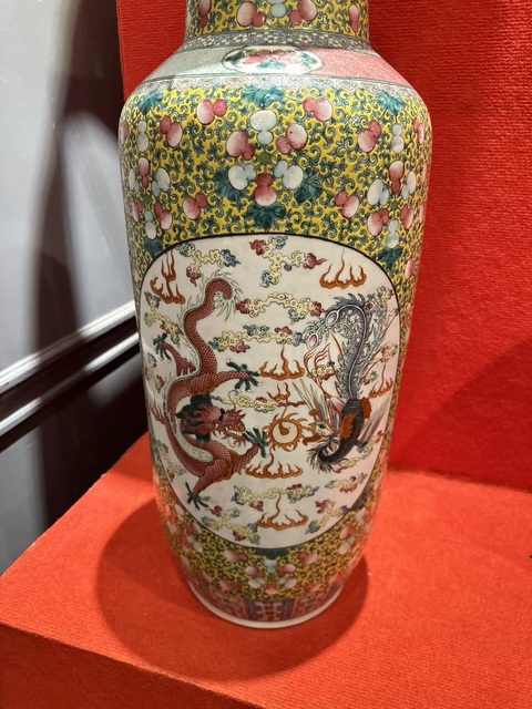 古玩陶瓷粉彩龍鳳紋大瓶真品鑒賞圖