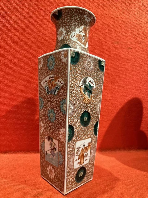 古玩陶瓷釩紅五彩方瓶真品鑒賞圖