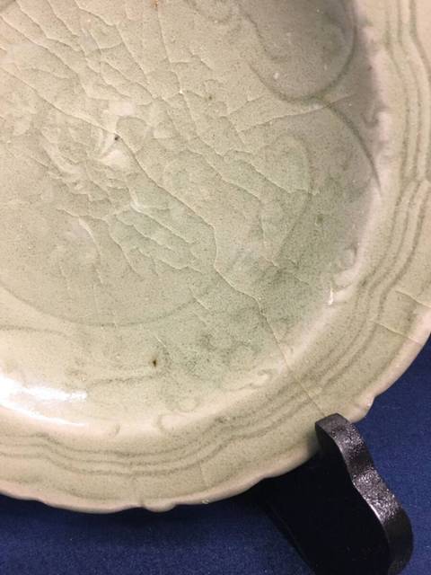 古玩陶瓷龍泉青瓷刻花菱口盤真品鑒賞圖