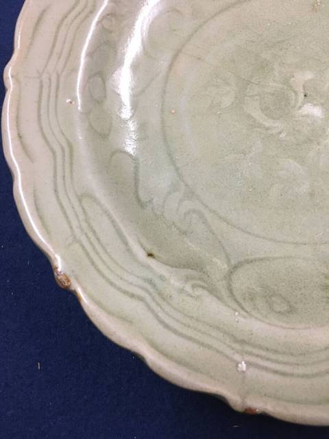 古玩陶瓷龍泉青瓷刻花菱口盤真品鑒賞圖