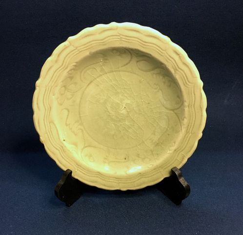 古玩陶瓷龍泉青瓷刻花菱口盤真品鑒賞圖
