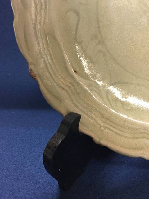 古玩陶瓷龍泉青瓷刻花菱口盤真品鑒賞圖