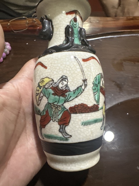 古玩陶瓷哥釉地鐵銹釉五彩刀馬人瓶真品鑒賞圖