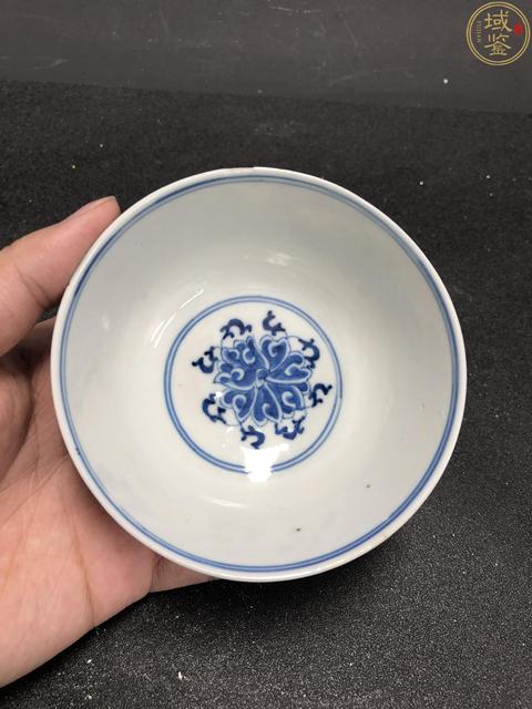 古玩陶瓷花卉紋青花碗真品鑒賞圖