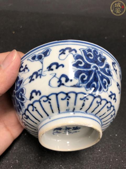 古玩陶瓷花卉紋青花碗真品鑒賞圖