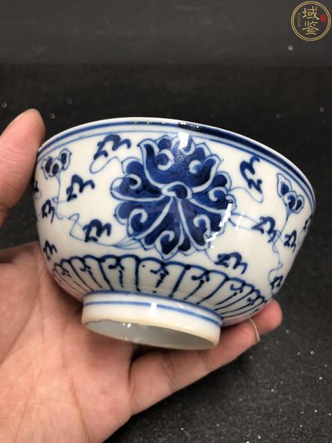 古玩陶瓷花卉紋青花碗真品鑒賞圖