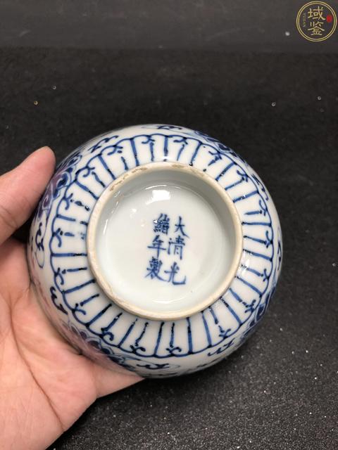 古玩陶瓷花卉紋青花碗真品鑒賞圖