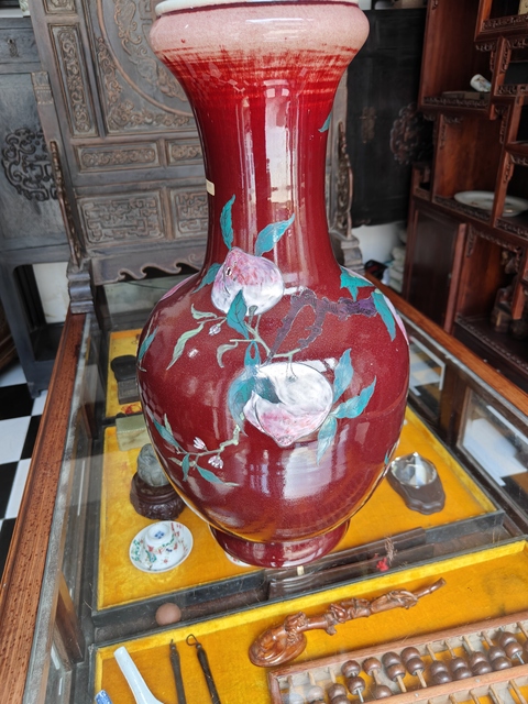 古玩陶瓷紅釉加彩花卉紋盤口瓶真品鑒賞圖