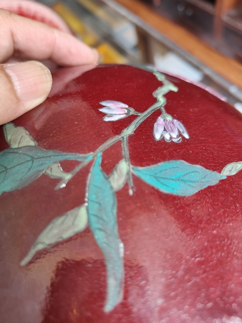 古玩陶瓷紅釉加彩花卉紋盤口瓶真品鑒賞圖