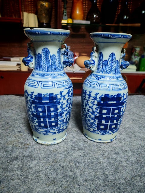古玩陶瓷纏枝花囍字紋獅耳瓶真品鑒賞圖