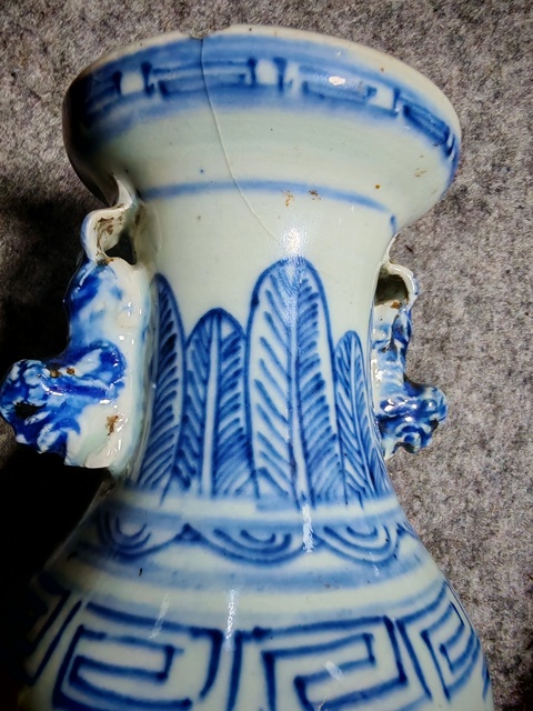 古玩陶瓷纏枝花囍字紋獅耳瓶真品鑒賞圖