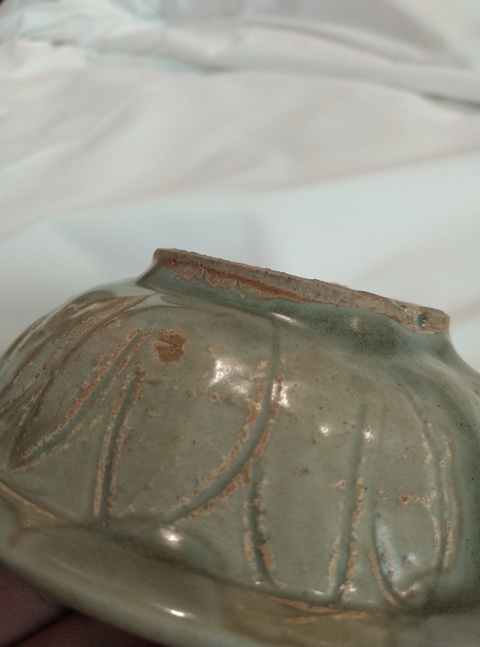 古玩陶瓷龍泉窯青釉雙魚紋折沿洗真品鑒賞圖