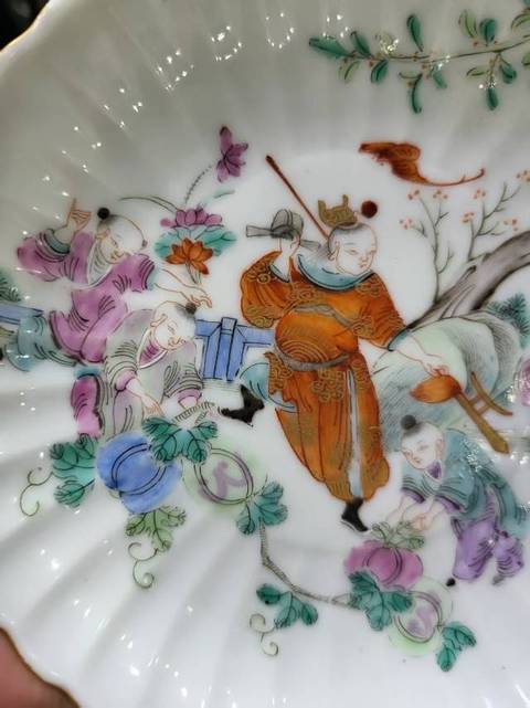 古玩陶瓷粉彩人物紋葵口瓷盤真品鑒賞圖