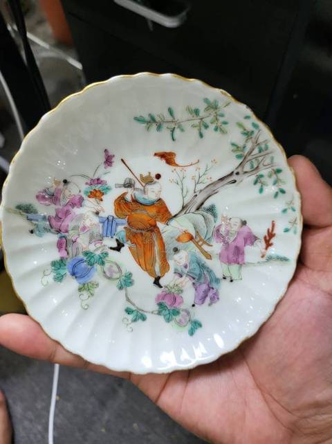 古玩陶瓷粉彩人物紋葵口瓷盤真品鑒賞圖