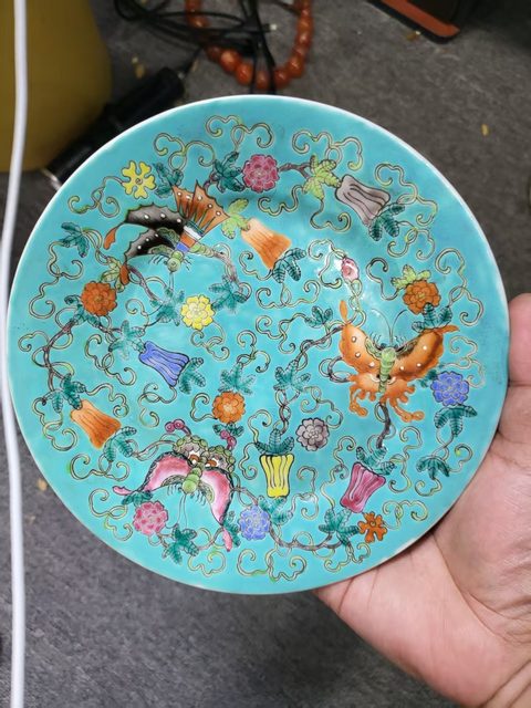 古玩陶瓷松石綠底瓜蝶連棉粉彩盤真品鑒賞圖