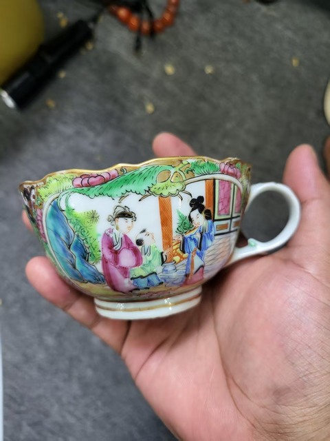 古玩陶瓷廣彩開窗人物花卉杯真品鑒賞圖