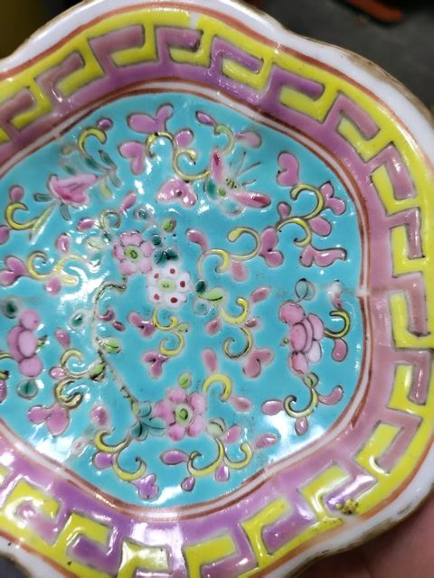 古玩陶瓷松石綠釉粉彩花卉盤真品鑒賞圖
