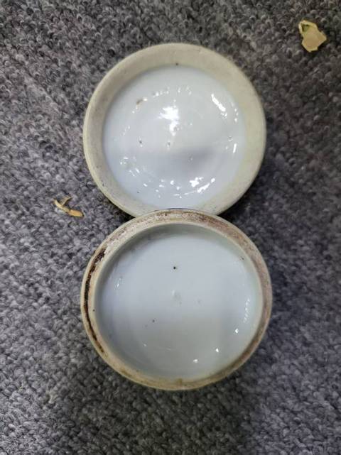 古玩陶瓷青花山水印泥盒真品鑒賞圖