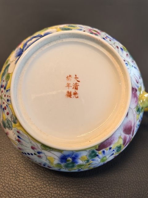 古玩陶瓷民國黃地粉彩百花壺真品鑒賞圖