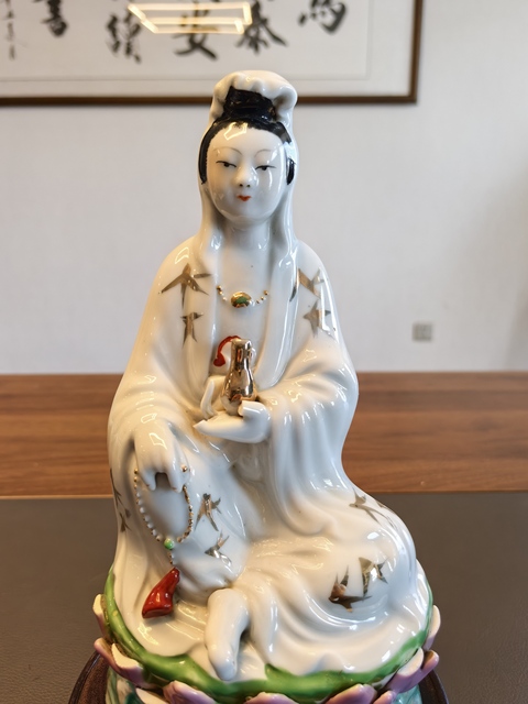 古玩陶瓷民國白釉粉彩觀音菩薩造像拍賣，當(dāng)前價(jià)格388元