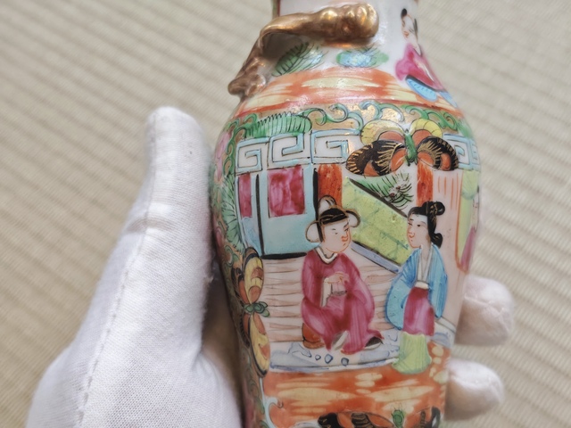 古玩陶瓷人物花鳥蝶紋廣彩瓶真品鑒賞圖