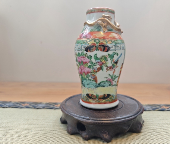 古玩陶瓷人物花鳥蝶紋廣彩瓶真品鑒賞圖