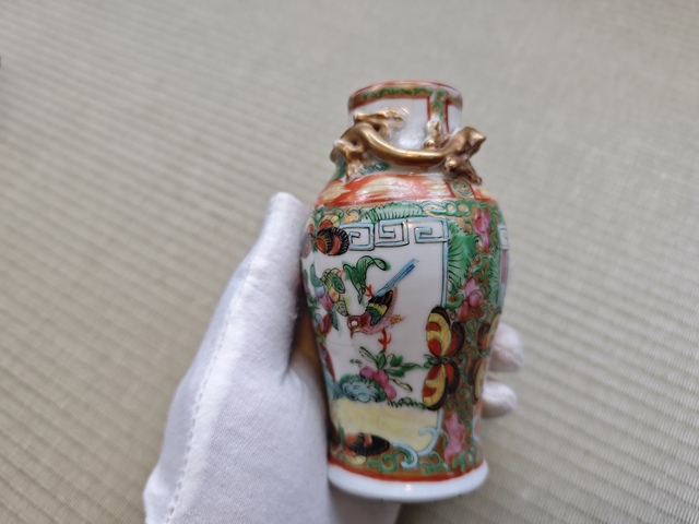 古玩陶瓷人物花鳥蝶紋廣彩瓶真品鑒賞圖