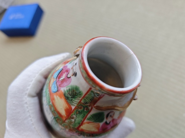 古玩陶瓷人物花鳥蝶紋廣彩瓶真品鑒賞圖