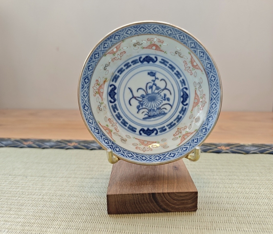 古玩陶瓷玲瓏瓷青花加彩盤真品鑒賞圖