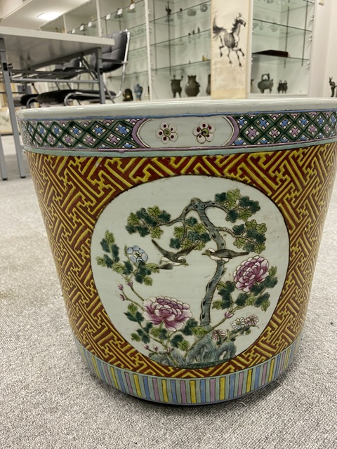古玩陶瓷粉彩錦地開光花鳥紋缸真品鑒賞圖